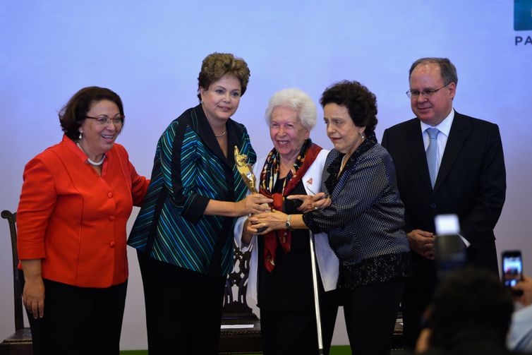 Presidenta Dilma Rousseff participa da entrega do Prêmio Direitos Humanos 2014. Recebendo o Prêmio, Clara Charf, na categoria Igualdade de Gênero (Wilson Dias/Agência Brasil)